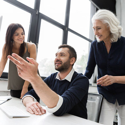 relations au bureau 3 personnes discutant d'un projet en souriant
